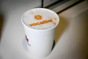 Un café impreso con el logo de Vocation Events.
