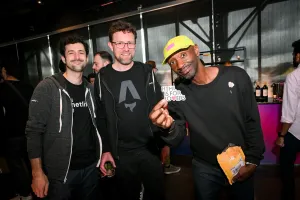 Un grupo de hombres posando con el sticker, "HTML IS FOR LOVERS".