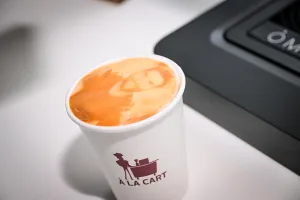 Primer plano de un café impreso. Ha sido impreso con un selfie de un hombre.