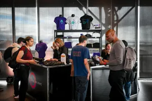 Invitados en el swag bar recogiendo sus riñoneras y camisetas.