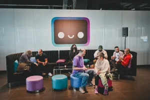 Una toma amplia de invitados relajándose y socializando en el Houston lounge.
