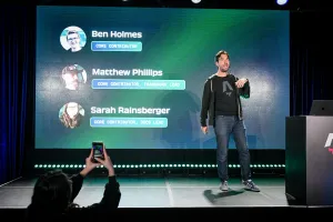 Fred K. Schott en el escenario presentando brevemente a los otros oradores de la keynote fuera del escenario: Ben Holmes (Core Contributor), Matthew Phillips (Core Contributor, Framework Lead), y Sarah Rainsberger (Core Contributor, Docs Lead).