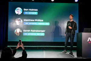 Fred K. Schott en el escenario presentando brevemente a los otros oradores de la keynote fuera del escenario: Ben Holmes (Core Contributor), Matthew Phillips (Core Contributor, Framework Lead), y Sarah Rainsberger (Core Contributor, Docs Lead).