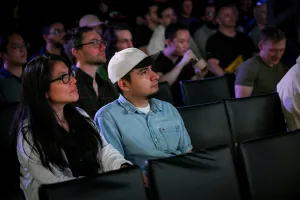 Toma del público escuchando la presentación de la keynote.