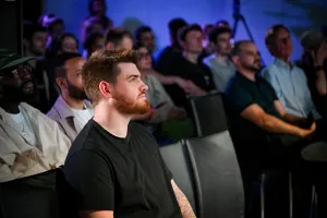 Toma del público escuchando la presentación de la keynote.