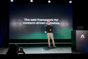 Ben Holmes en el escenario frente a una diapositiva que dice, "The web framework for content-driven websites."