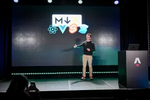Ben Holmes en el escenario frente a una diapositiva que muestra logos de varios otros frameworks como MDX, React, Vue, Solid etc.