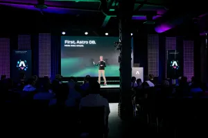 Ben Holmes en el escenario frente a una diapositiva que dice, "First, Astro DB. Make data simple."
