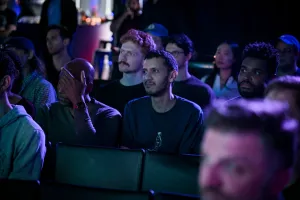 Una toma del público escuchando a Ben Holmes hablar en el escenario.