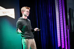 Ben Holmes en el escenario frente a una diapositiva que dice, "server only".