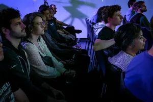 Una toma de una fila de miembros del público escuchando atentamente la presentación de la keynote.