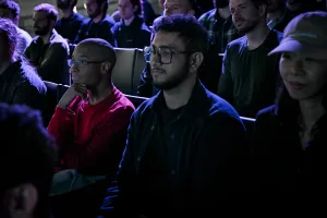 Miembros del público escuchando atentamente la presentación de la keynote.