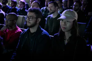 Miembros del público escuchando atentamente la presentación de la keynote.