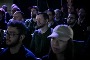 Miembros del público escuchando atentamente la presentación de la keynote.