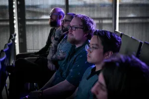 Una fila de miembros del público viendo la presentación de la keynote.