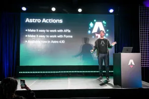 Fred K. Schott hablando en el escenario junto a un podio de marca Astro. Está resumiendo Astro Actions, que Ben Holmes acaba de presentar.