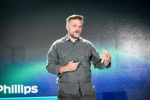 Matthew Phillips presentándose en el escenario como el siguiente orador de la keynote.