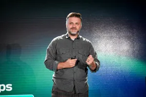 Matthew Phillips presentándose en el escenario como el siguiente orador de la keynote.