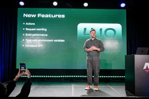 Matthew Phillips hablando en el escenario, presentando nuevas features de Astro 4.10: Actions, request rewriting, build performance, type-safe environment variables, y la Container API.