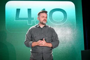 Matthew Phillips hablando en el escenario. En pantalla detrás de él hay un número grande: 4.10, la última versión de Astro.