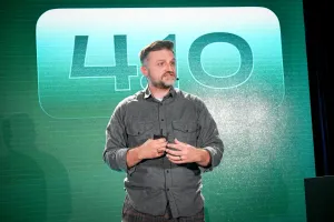 Matthew Phillips hablando en el escenario. En pantalla detrás de él hay un número grande: 4.10, la última versión de Astro.