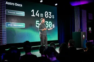 Matthew Phillips hablando en el escenario frente a una diapositiva que muestra un antes y después del build time de Astro Docs. Antes: 14m03s. Después:5m30s.