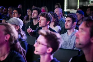 Miembros del público escuchando al orador de la keynote.