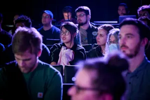 Miembros del público escuchando al orador de la keynote.