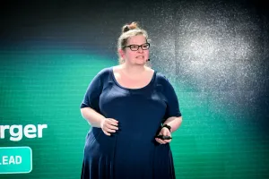 Sarah Rainsberger en el escenario, presentándose.