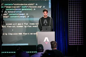 Fred K. Schott detrás de un podio de marca Astro mientras hace un demo en vivo. En pantalla hay un code example.