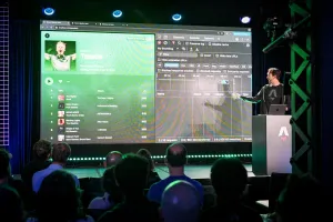 Fred K. Schott detrás de un podio de marca Astro mientras hace un demo en vivo. En pantalla hay un code example para un clon de Spotify. Tiene la herramienta de developer network abierta.