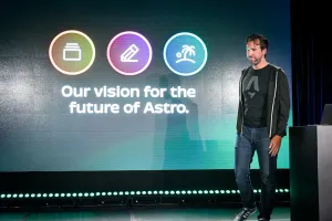 Fred K. Schott hablando en el escenario sobre la visión para el futuro de Astro.