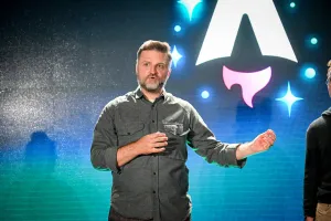 Matthew Phillips respondiendo a una pregunta de un miembro del público en el escenario.