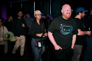 Miembros del público saliendo del área de keynote después de la presentación.