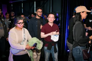 Miembros del público saliendo del área de keynote después de la presentación.