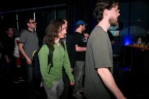 Miembros del público saliendo del área de keynote después de la presentación.