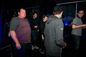 Miembros del público saliendo del área de keynote después de la presentación.