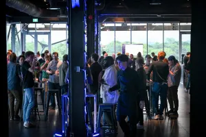 Vista del público mezclándose fuera del área de presentación.