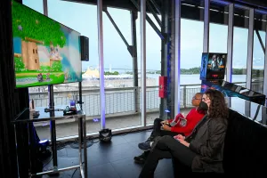 Erika, core contributor, jugando a Super Smash con Darius, también core contributor.