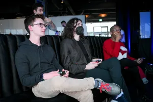Ben Holmes, Erika Moreau, y Darius Tall (todos de Astro) jugando a videojuegos.