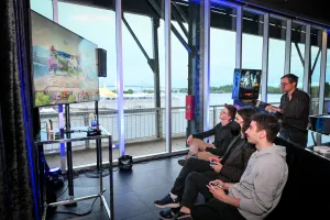 Invitados jugando a Super Smash Bros en el lounge de videojuegos.