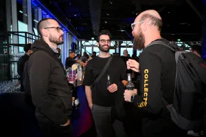 Invitados charlando entre sí sosteniendo sus bebidas.
