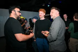 Invitados charlando entre sí sosteniendo sus bebidas.