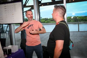 Nick Taylor, anteriormente de Netlify, hablando con Sentry en su stand de sponsor.