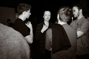 Foto en blanco y negro de Chris Swithinbank, de Astro, hablando con invitados.