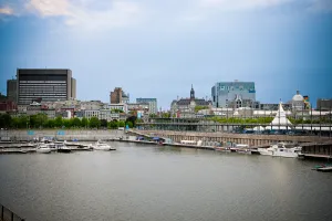 Vista del puerto de Montreal fuera del venue.