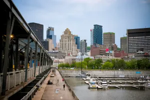 Vista del puerto de Montreal fuera del venue. El centro de Montreal es visible a lo lejos.