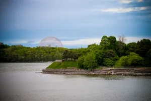 Vista del puerto de Montreal fuera del venue. La Biosphere se puede ver a lo lejos.
