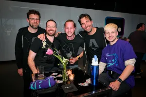 Miembros del equipo de Astro Matt Kane, Ema Stoppa, Elian, Fred K. Schott, y Alex posan para una foto.