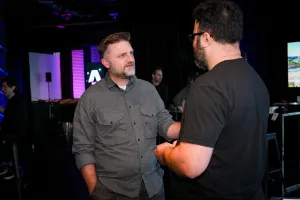 Matthew Phillips charlando con un invitado.